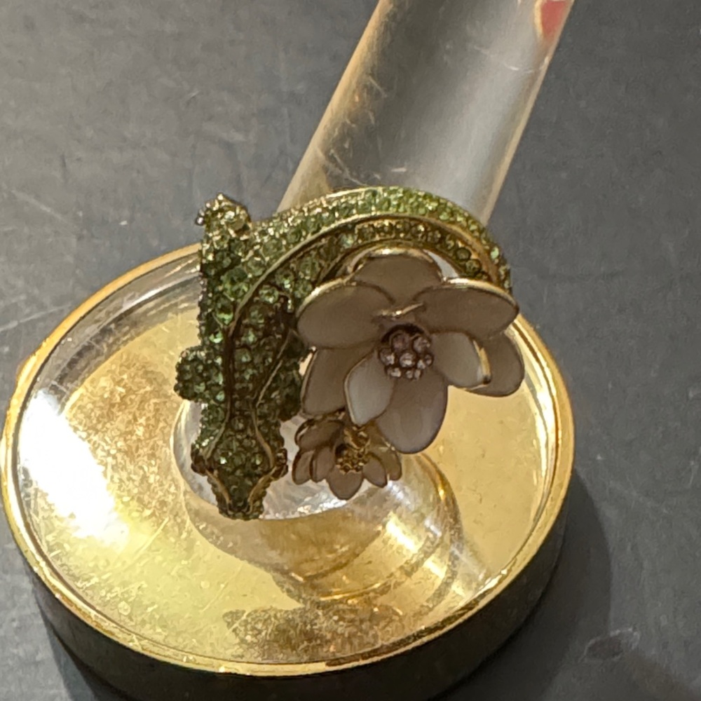 Aligator and White Floral Ring